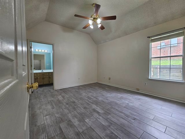 2210 STONE STREAM DR, Memphis, TN 38016