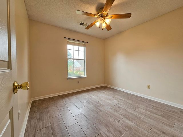 2210 STONE STREAM DR, Memphis, TN 38016