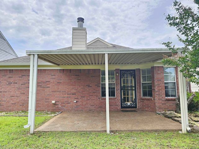 2210 STONE STREAM DR, Memphis, TN 38016