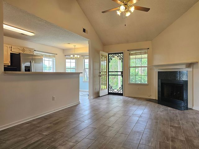 2210 STONE STREAM DR, Memphis, TN 38016