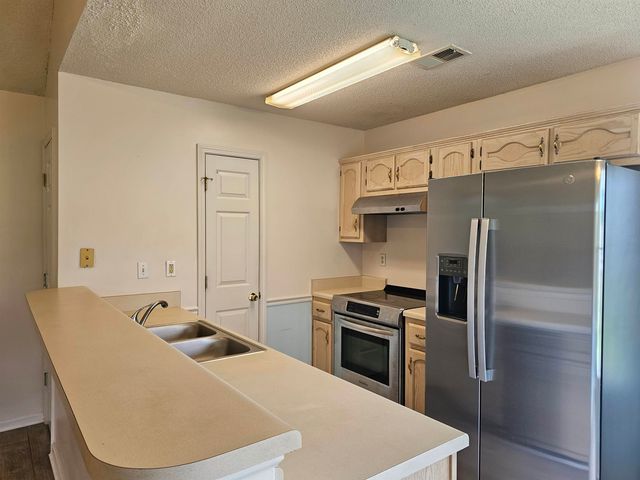 2210 STONE STREAM DR, Memphis, TN 38016