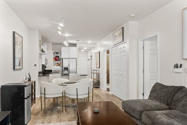 520 N Halsted Street 305, Chicago, IL 60642