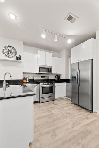 520 N Halsted Street 305, Chicago, IL 60642