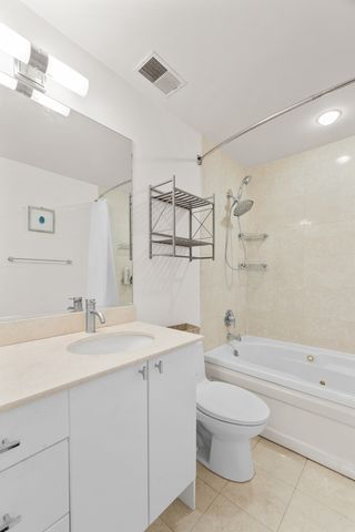 520 N Halsted Street 305, Chicago, IL 60642