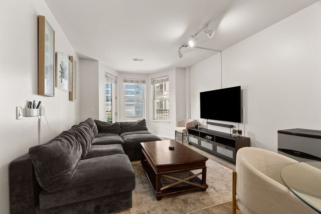 520 N Halsted Street 305, Chicago, IL 60642