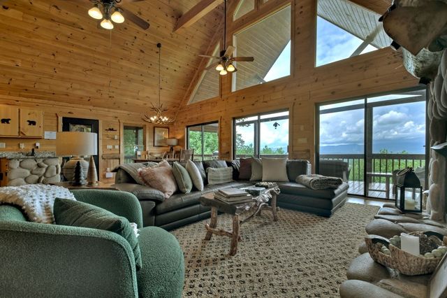 572 Sunrock Mountain Trc, Blue Ridge, GA 30513