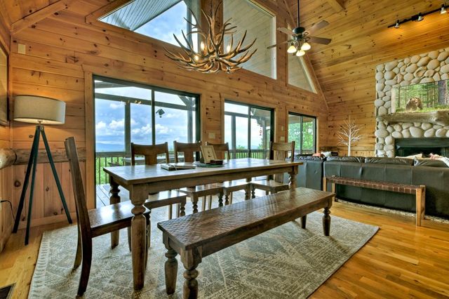 572 Sunrock Mountain Trc, Blue Ridge, GA 30513