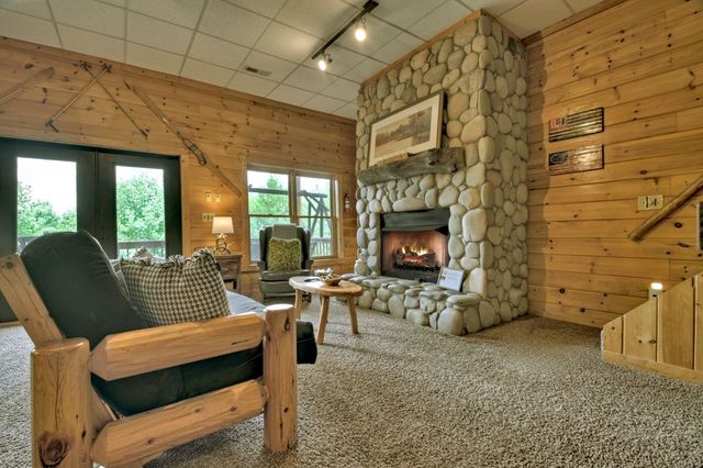 572 Sunrock Mountain Trc, Blue Ridge, GA 30513