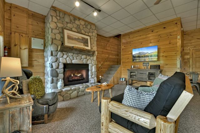 572 Sunrock Mountain Trc, Blue Ridge, GA 30513
