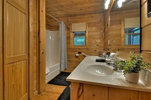 572 Sunrock Mountain Trc, Blue Ridge, GA 30513