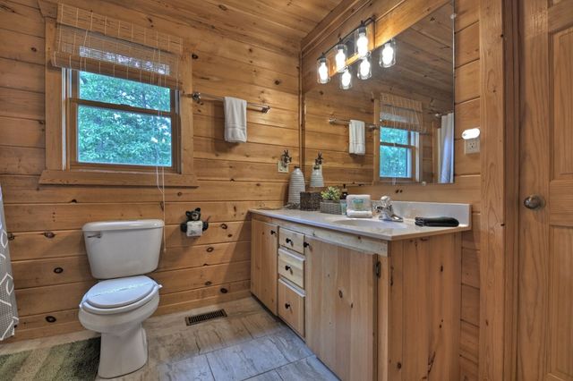 572 Sunrock Mountain Trc, Blue Ridge, GA 30513