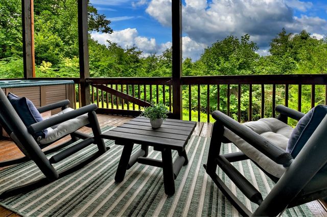 572 Sunrock Mountain Trc, Blue Ridge, GA 30513