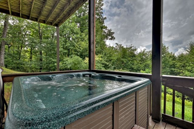 572 Sunrock Mountain Trc, Blue Ridge, GA 30513