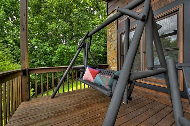 572 Sunrock Mountain Trc, Blue Ridge, GA 30513