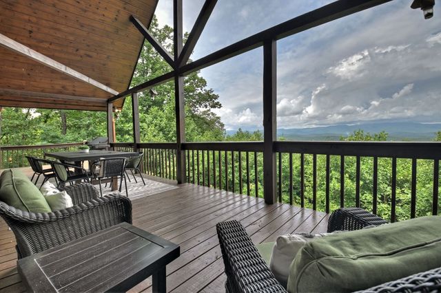 572 Sunrock Mountain Trc, Blue Ridge, GA 30513