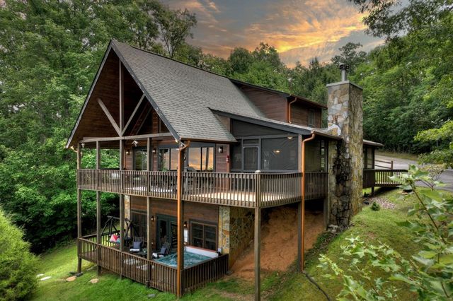 572 Sunrock Mountain Trc, Blue Ridge, GA 30513