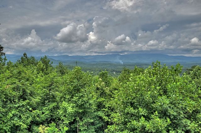 572 Sunrock Mountain Trc, Blue Ridge, GA 30513