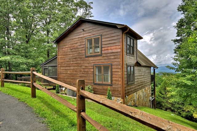 572 Sunrock Mountain Trc, Blue Ridge, GA 30513