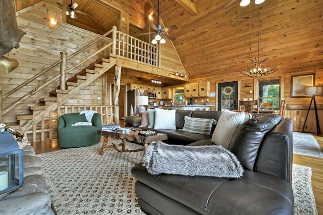 572 Sunrock Mountain Trc, Blue Ridge, GA 30513