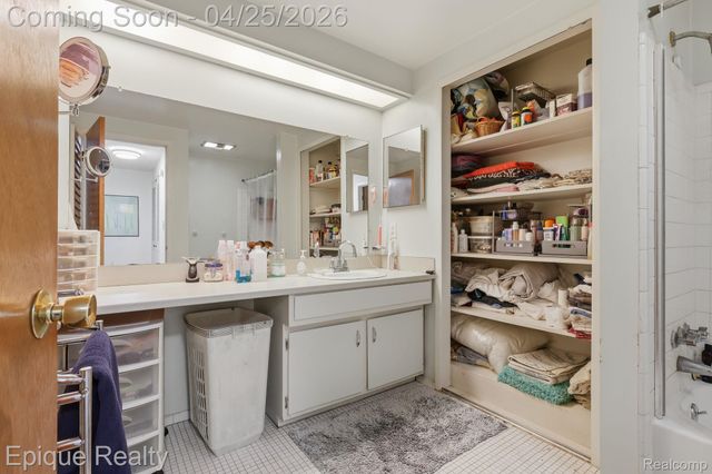 8727 Kennedy Circle 4, Warren, MI 48093