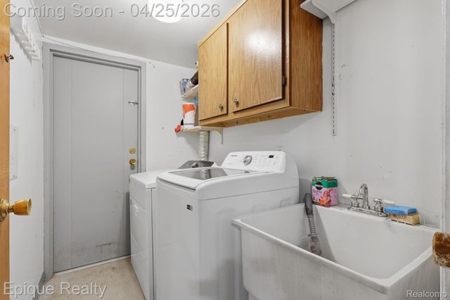 8727 Kennedy Circle 4, Warren, MI 48093