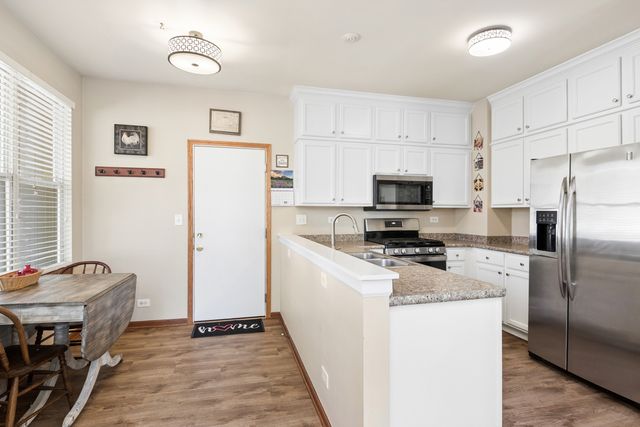 194 Aspen Court, North Aurora, IL 60542