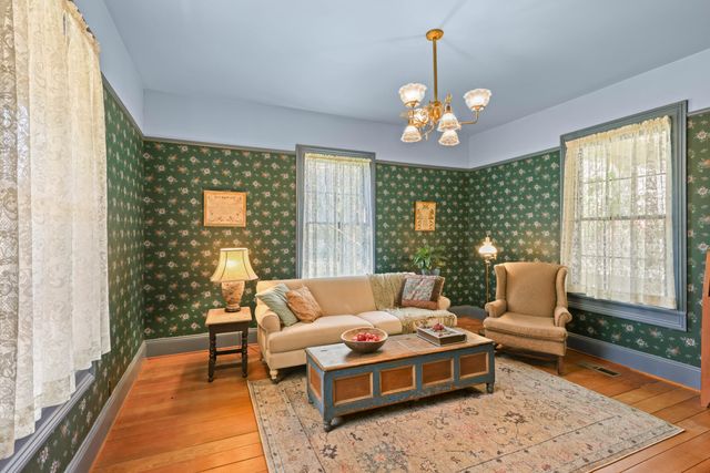 220 8th Street, Jacksonville, OR 97530