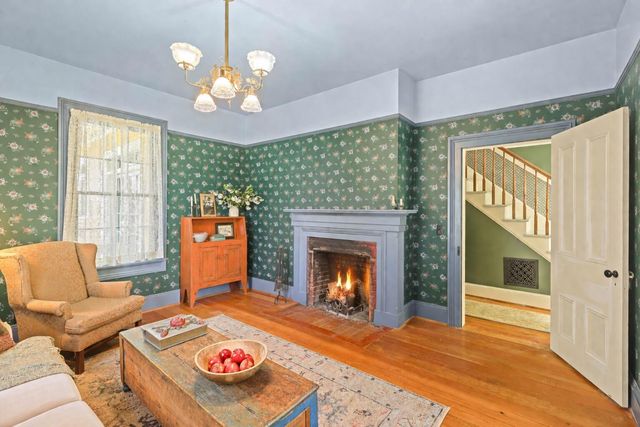 220 8th Street, Jacksonville, OR 97530