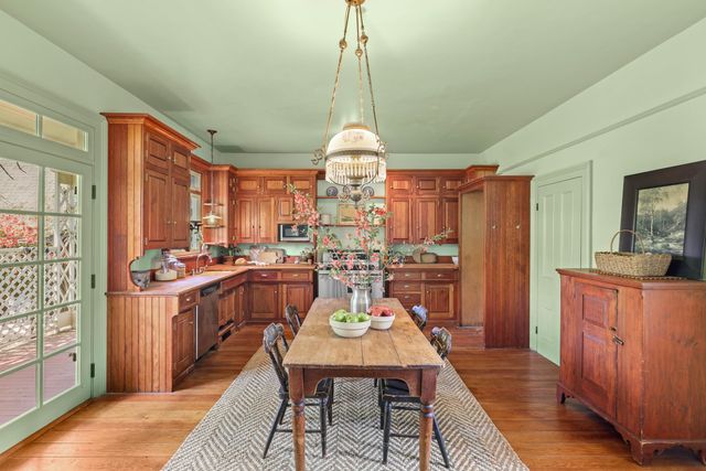 220 8th Street, Jacksonville, OR 97530