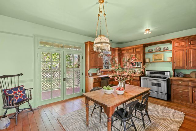 220 8th Street, Jacksonville, OR 97530