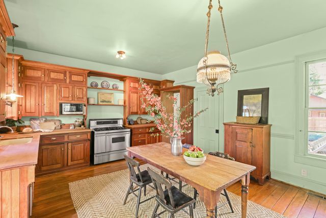 220 8th Street, Jacksonville, OR 97530