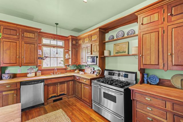 220 8th Street, Jacksonville, OR 97530