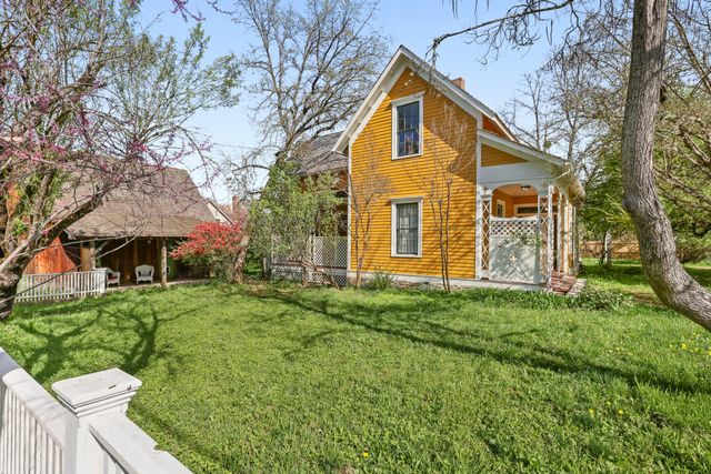 220 8th Street, Jacksonville, OR 97530