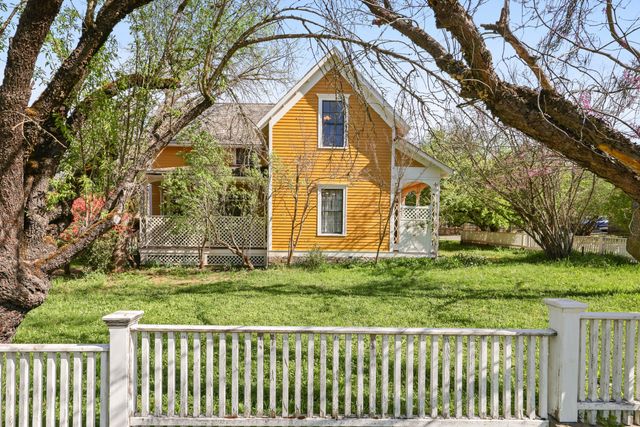 220 8th Street, Jacksonville, OR 97530