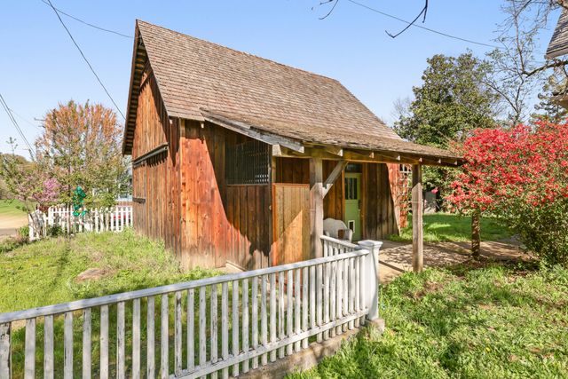 220 8th Street, Jacksonville, OR 97530