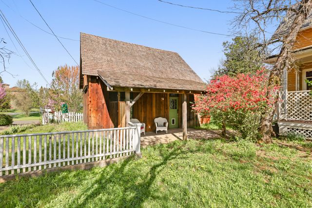 220 8th Street, Jacksonville, OR 97530