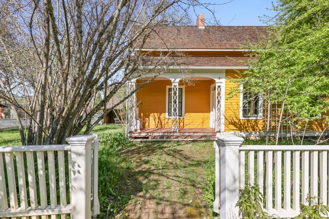 220 8th Street, Jacksonville, OR 97530