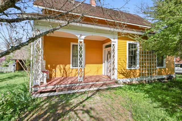 220 8th Street, Jacksonville, OR 97530