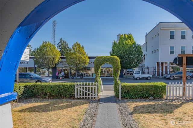 204 Yelm Avenue E, Yelm, WA 98597