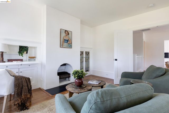 4132 Manila Ave, Oakland, CA 94609