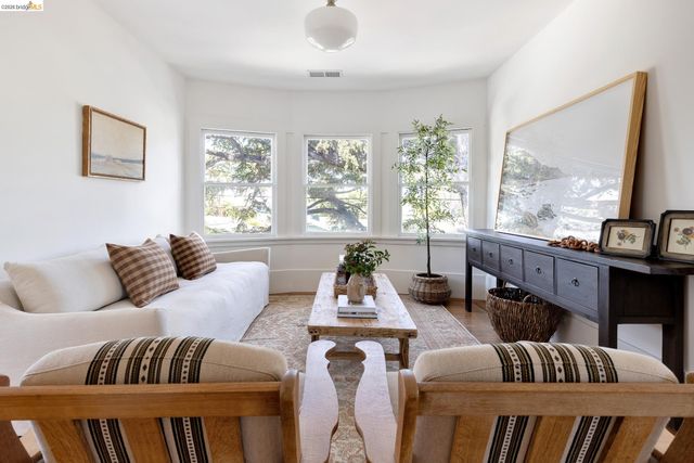 4132 Manila Ave, Oakland, CA 94609