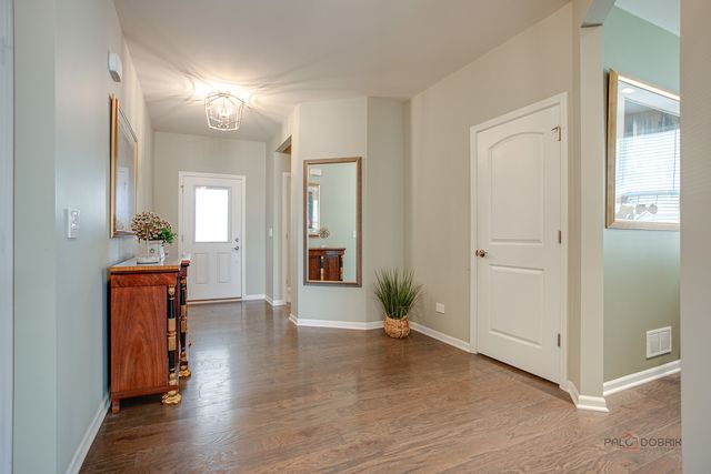 35 Pacific Avenue, Hawthorn Woods, IL 60047