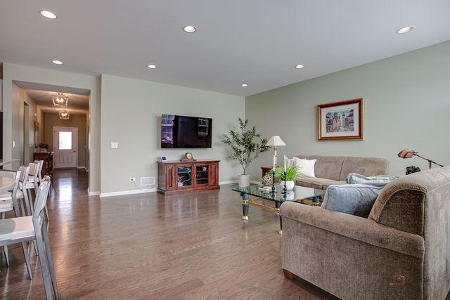 35 Pacific Avenue, Hawthorn Woods, IL 60047
