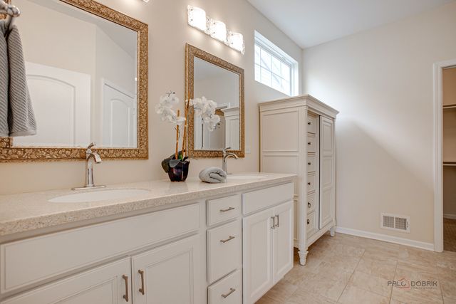 35 Pacific Avenue, Hawthorn Woods, IL 60047