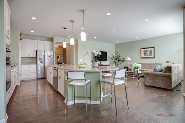 35 Pacific Avenue, Hawthorn Woods, IL 60047