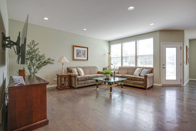 35 Pacific Avenue, Hawthorn Woods, IL 60047