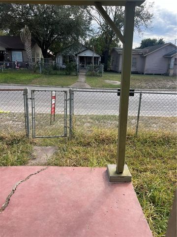 906 E Lee Ave, Kingsville, TX 78363