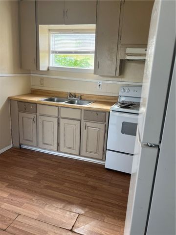 906 E Lee Ave, Kingsville, TX 78363