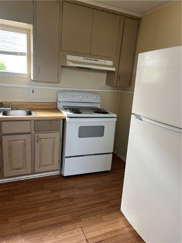 906 E Lee Ave, Kingsville, TX 78363