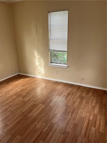 906 E Lee Ave, Kingsville, TX 78363